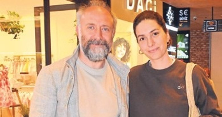 Sevilen çift neşeli halleri ile beğeni topladı