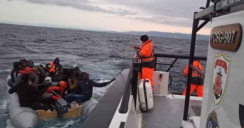 Yunan tarafından ölüme terk edildiler! 59 düzensiz göçmen İzmir’de kurtarıldı!