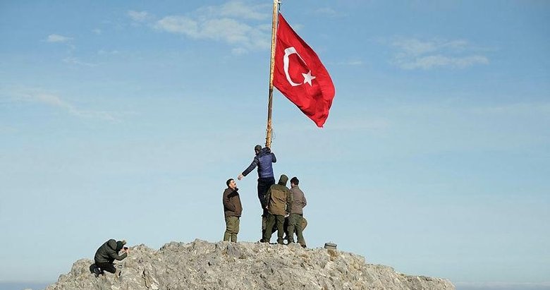 1517 metre rakımlı Spil Dağı zirvesinde kutsal görev! Bunun için gönüllü oluyorlar