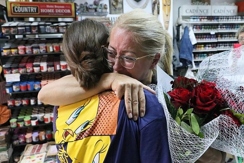 Ağlatan sürpriz! Anneler gününde acılı anneyi yalnız bırakmadılar