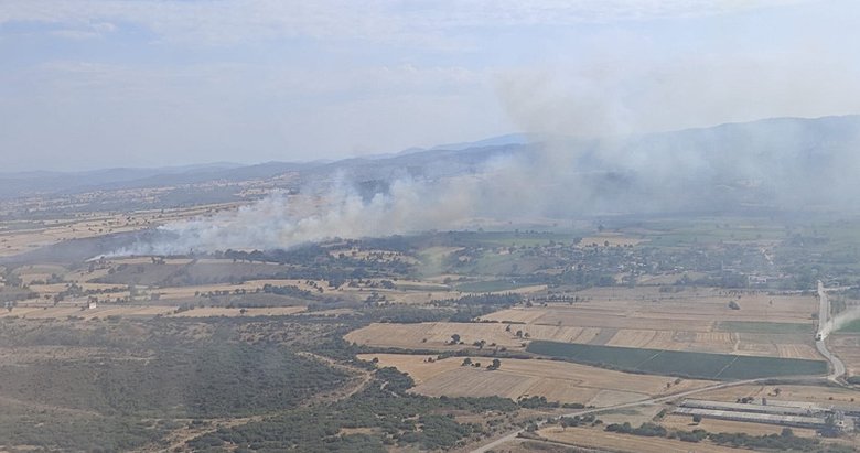 Çanakkale’de çıkan yangın söndürülmeye çalışılıyor