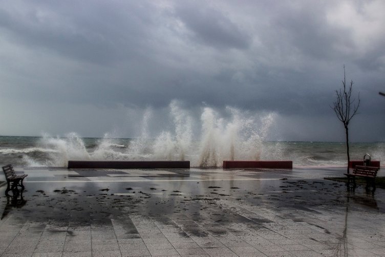 Kuzey Ege’de lodos hayatı felç etti