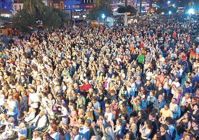 Kuşadası Sokak Festivali Senforock ile şenlendi