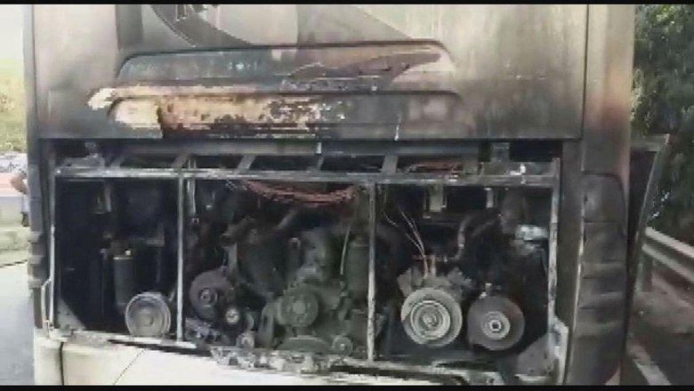 İzmir'de seyir halindeki yolcu otobüsünde çıkan yangın söndürüldü