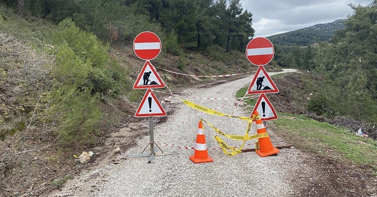 Manisa'da Sülüklü Göl yolunda toprak kayması; yol ulaşıma kapatıldı
