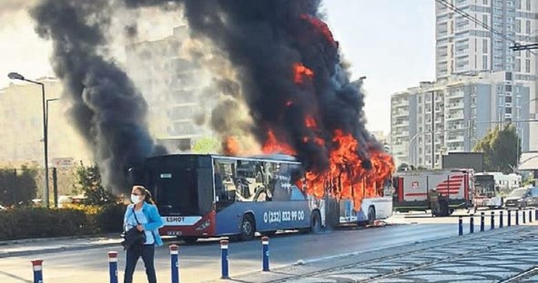 Yolcu taşıyan belediye otobüsü alev alev yandı
