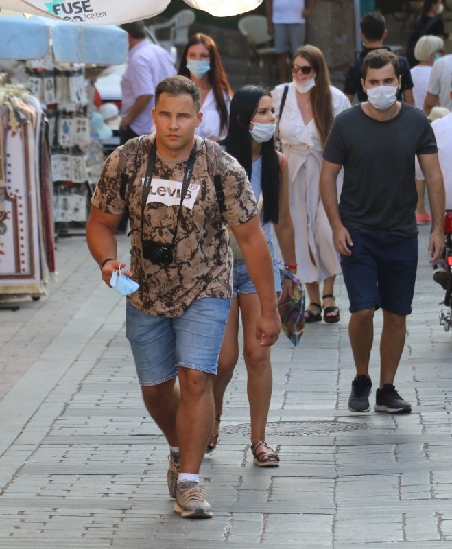 Turistler maske ve sosyal mesafe konusunda duyarsız