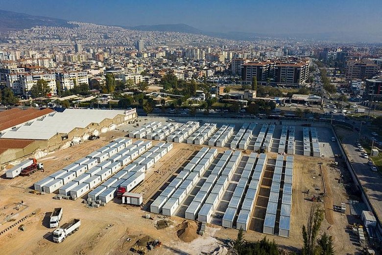 İzmir’de geçici barınma merkezinde konteyner kurulumu devam ediyor