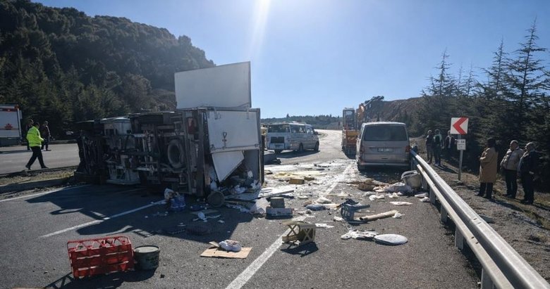 Kamyonet, minibüsle çarpıştı: Baba ve oğul hayatını kaybetti!