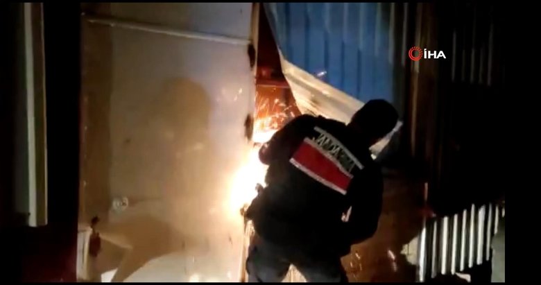 İzmir’de film sahnesi gibi operasyon! Jandarma demir kapıyı keserek girdi