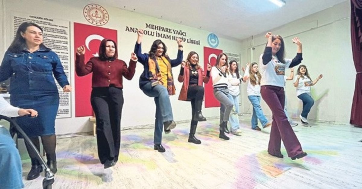 İtalya’dan gelen eğitimciler İzmir’de zeybek öğrendi