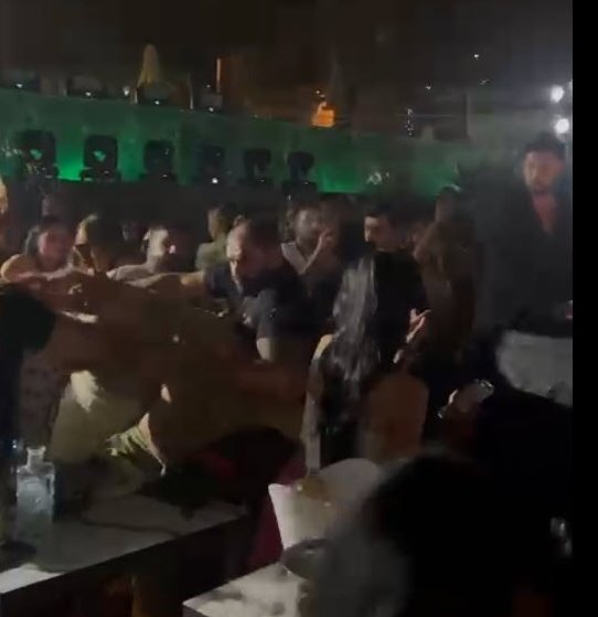 Mahmut Orhan konserinde ortalık karıştı! Şişeler havada uçuştu