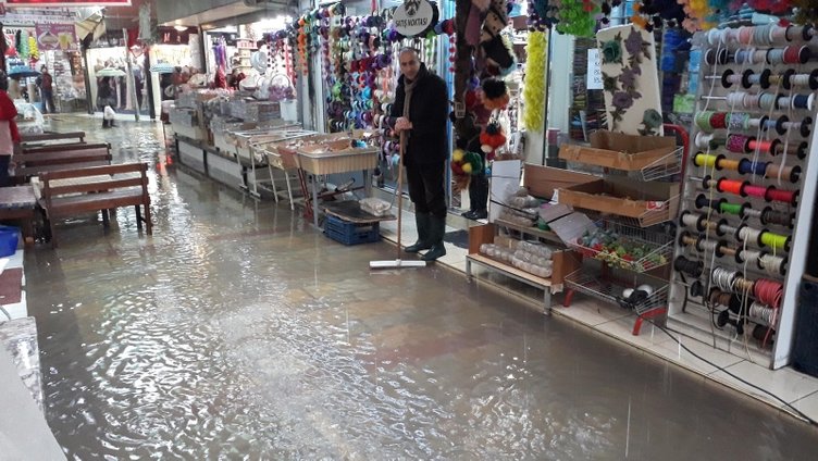 İzmir’de Kemeraltı Çarşısı’ndaki iş yerlerini su bastı