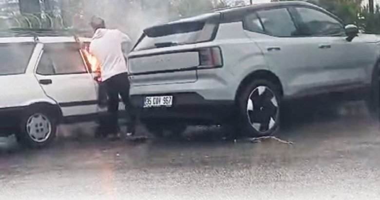 Yanan otomobili kovayla taşınan su söndürdü