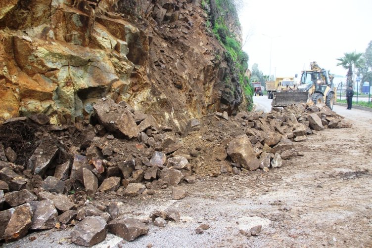 Bodrum’da toprak ve kaya parçaları karayoluna düştü