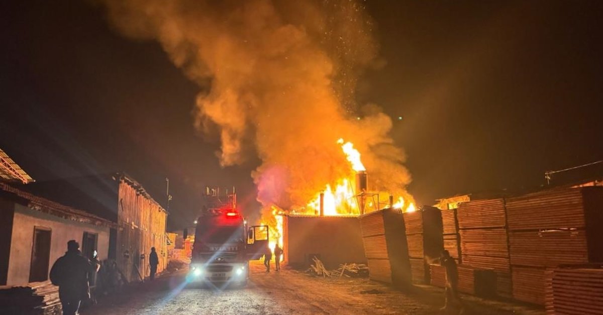 Balıkesir'de şeritten çıkan kıvılcım kereste deposunu yaktı