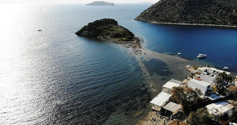 Bodrum’da sular çekildi, adaya yürüyerek geçtiler! Tedirgin eden görüntü