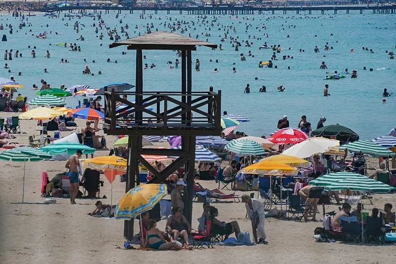Sıcak havanın etkisiyle Çeşme’de sahillerde yoğunluk oluştu