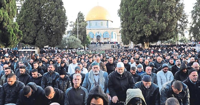 60 bin Müslüman Mescid-i Aksa’da bayram namazı kıldı