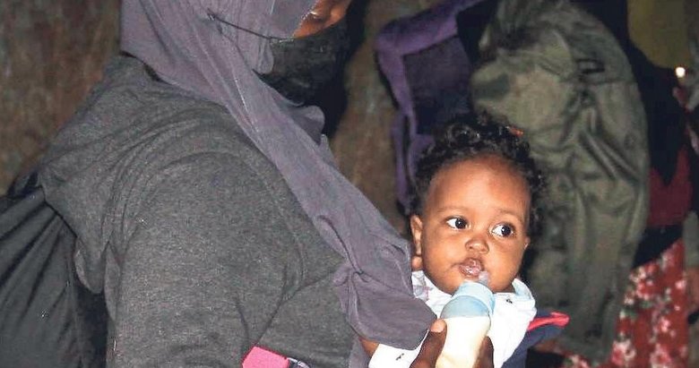 Mama yiyen minik mülteci duygulandırdı