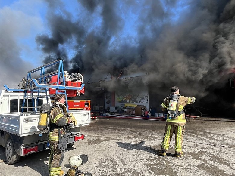 İzmir’de yedek parça dükkanında çıkıp 2 iş yerine sıçrayan yangın kontrol altında