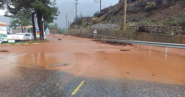 Marmaris’i sağanak vurdu! Yollar göle döndü evleri su bastı