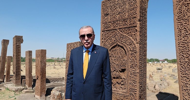Erdoğan, Ahlat’ta Selçuklu Meydan Mezarlığı’nı ziyaret etti