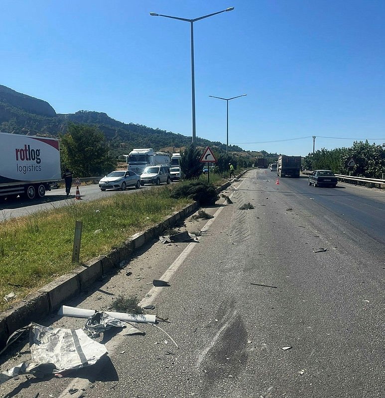 Manisa’da feci kaza: TIR’la çarpışan otomobil mezarları oldu