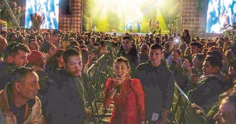 Hayranlıkla Karsu’yu dinlediler