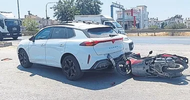 Motosiklet duran araca arkadan çarptı