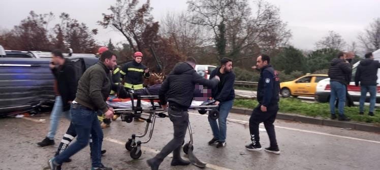 Kontrolden çıkan kamyonet 2 araçla çarpıştı: 1’i ağır 5 yaralı