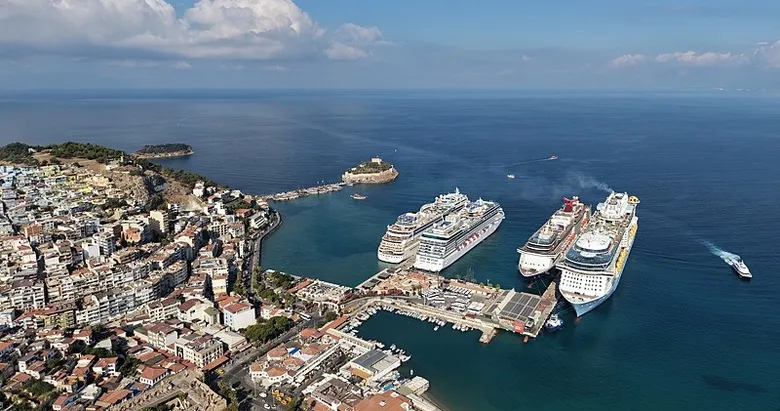 Kuşadası’na turist akını! 11 bin 811 kişi geldi