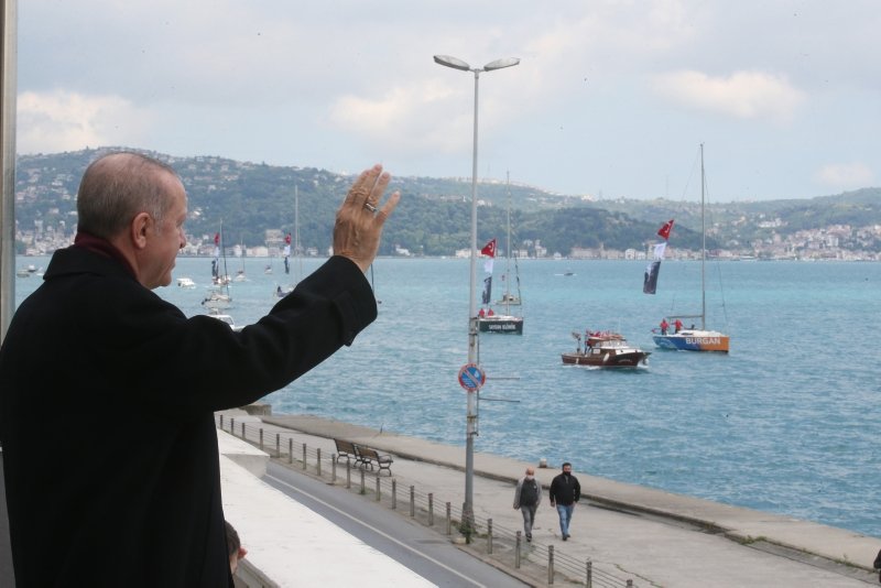 Cumhurbaşkanı Erdoğan, fetih kutlamaları dolayısıyla Boğaz’dan geçen tekneleri selamladı