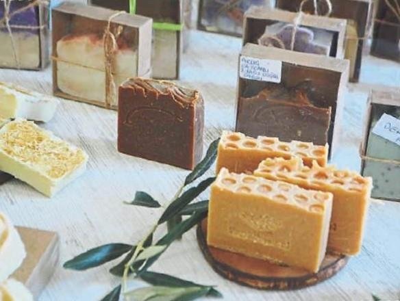 Doğadan toplanan bitkilerin sabuna dönüşümü