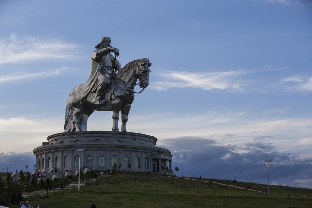 Cengiz Han’ın atlı heykeli ziyaretçilerin ilgisini çekiyor