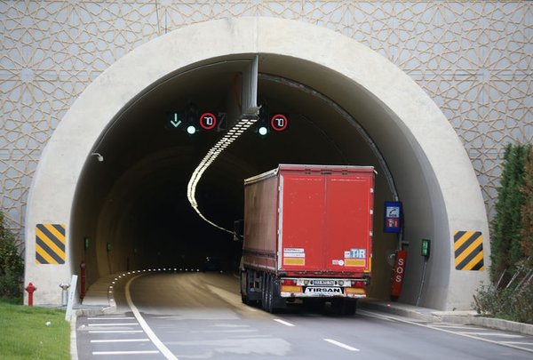 yola-cikacaklar-dikkat-canakkaledeki-asos-ve-troya-tunelleri-bakim-nedeniyle-trafige-kapaniyor-1746629505648.jpg