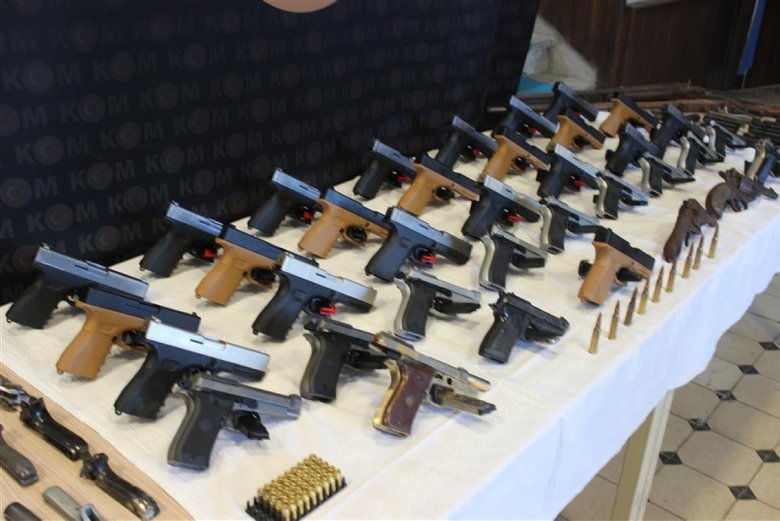 İzmir’de silah kaçakçılığı operasyonu: 2 gözaltı