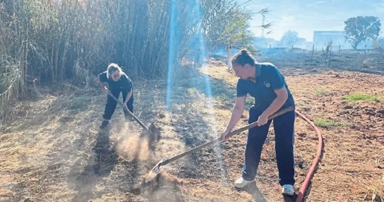 Öğretmenler yangına kazma kürekle koştu