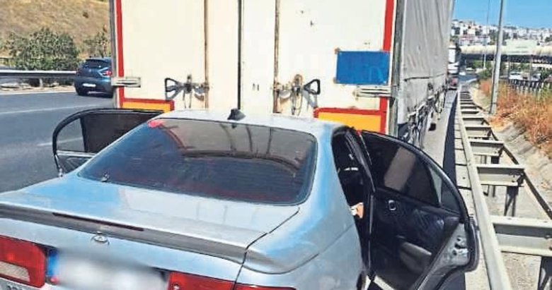 Araba kağıt gibi ezildi! Seyir halindeki TIR’a çarptı, yaşamını yitirdi