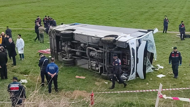 Denizli’de öğrenci servisi tarlaya devrildi: Ölü ve yaralılar var