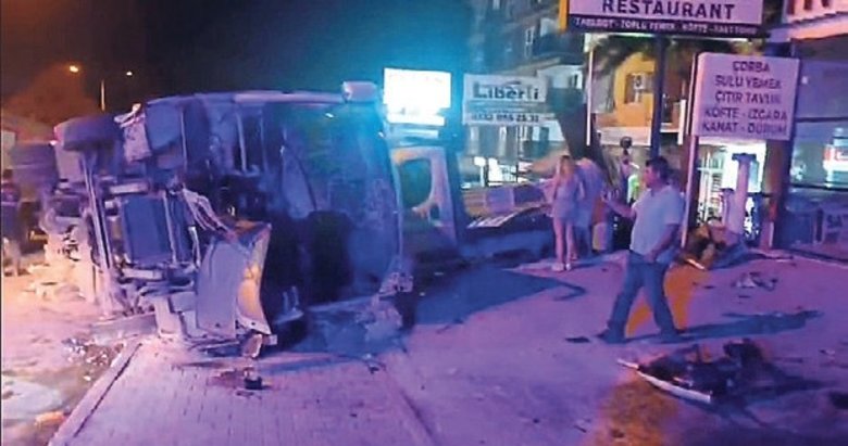 Kontrolden çıkan midibüs devrildi