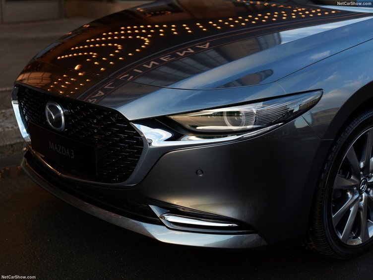 Mazda 3 sedan ve Mazda 3 hatcback Los Angeles Otomobil Fuarı’nda tanıtıldı