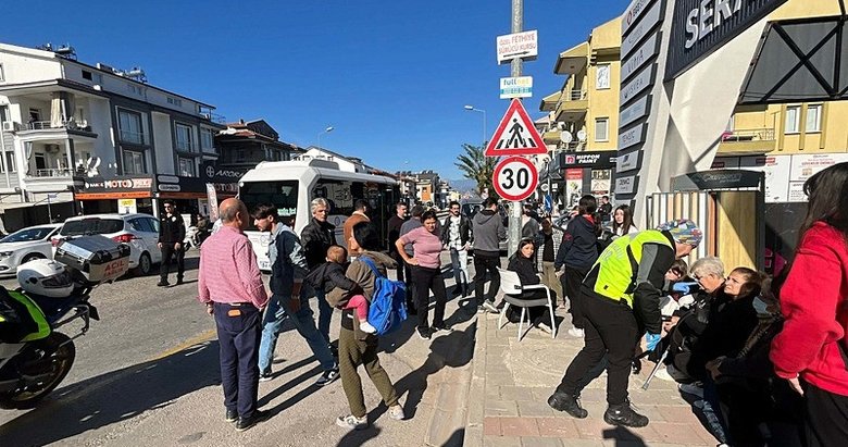 Muğla Fethiye’de yolcu midibüsü ile minibüs çarpıştı