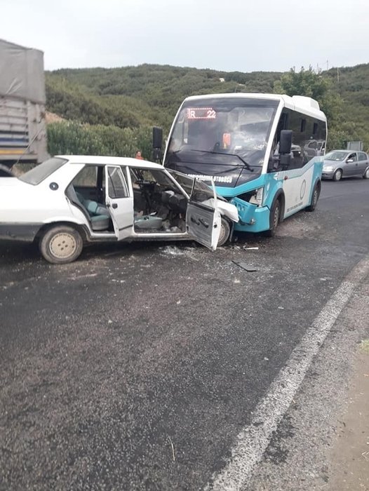 Manisa’da feci kaza! Yolcu minibüsüyle otomobil çarpıştı