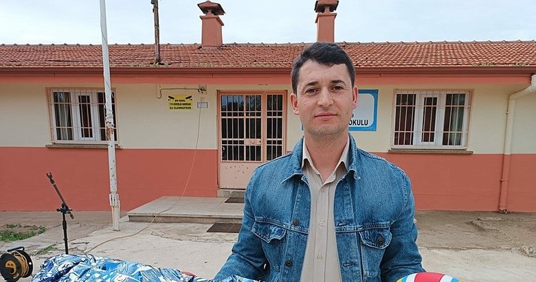Eren öğretmen kırsaldaki okullara umut taşıyor