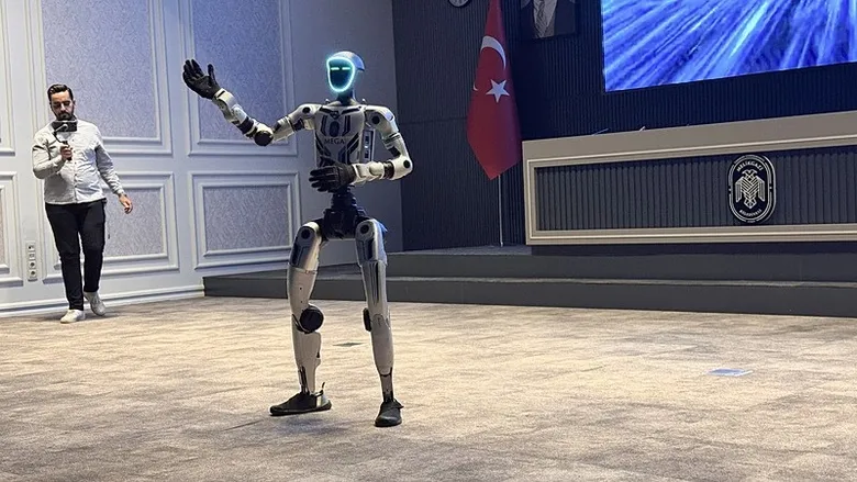 bu-robot-ise-girdi-dansi-olay-oldu-turkiyede-bir-ilk-1788354407149.jpeg