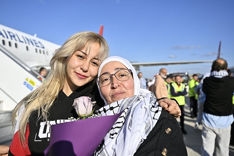 Sumud Filosu’nda yer alan vatandaşlarımız ülkeye döndü: 36’sı Türk 137 aktivisti taşıyan uçak İstanbul’a indi!