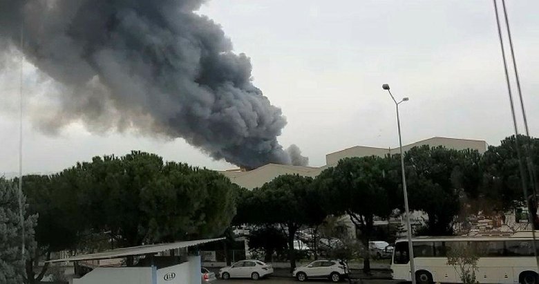 Son dakika: İzmir’de korkutan fabrika yangını! Çiğli’de alevlere teslim oldu