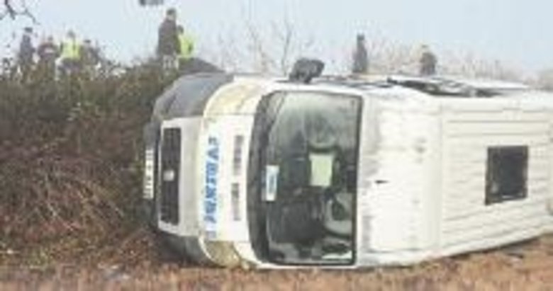 Minibüs yoldan çıktı 16 kişi yaralandı