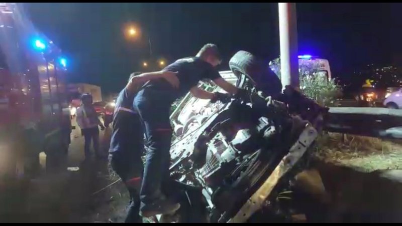 İzmir’in Gaziemir ilçesinde orta refüje çarpan otomobil takla attı